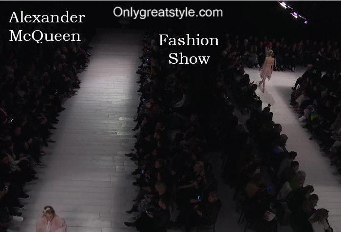Alexander-McQueen-fashion-show-fall-winter-2016-2017-for-women