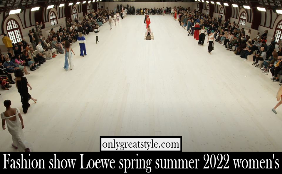 Fashion show Loewe spring summer 2022 womens