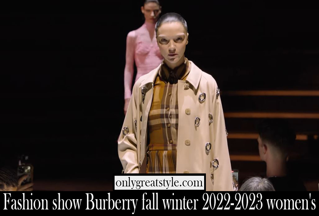 Fashion show Burberry fall winter 2022 2023 womens