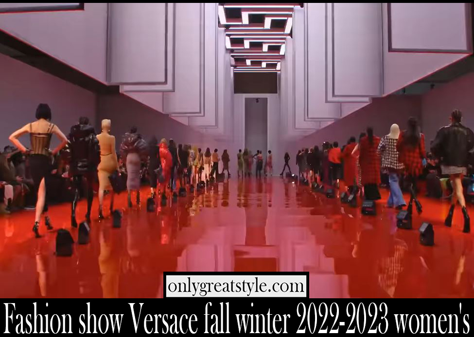 Fashion show Versace fall winter 2022 2023 womens