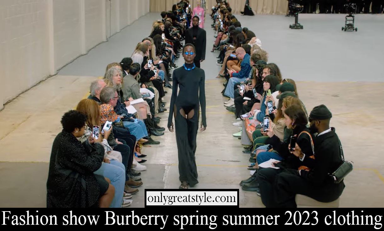 Fashion show Burberry spring summer 2023 clothing