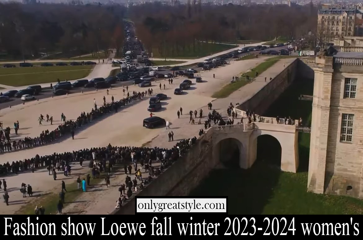 Fashion show Loewe fall winter 2023 2024 womens